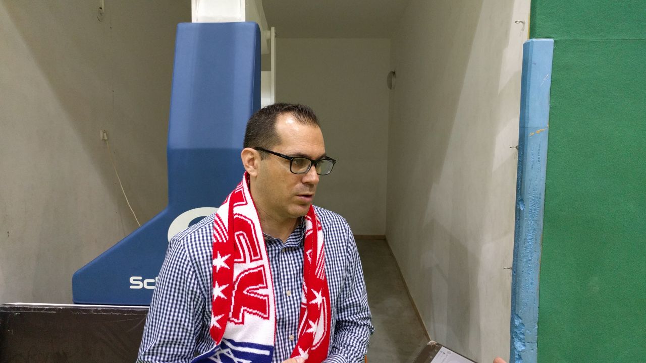 יניב בורגר הערב. עם הצעיף הנכון (צילום: אלירן כהן, באדיבות המועדון)